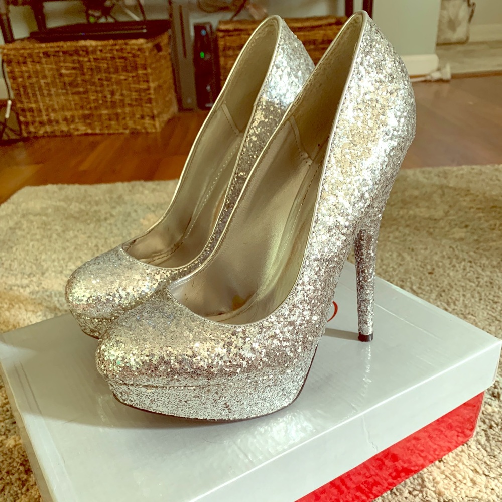 Women’s heels size 8 from Breckelles.